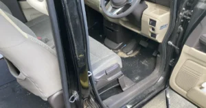 ホンダ N-BOXの運転席側の足元