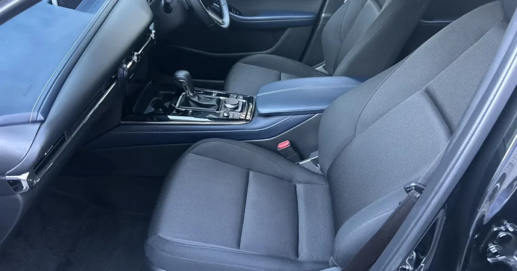 清掃後のマツダCX-30の運転席まわり