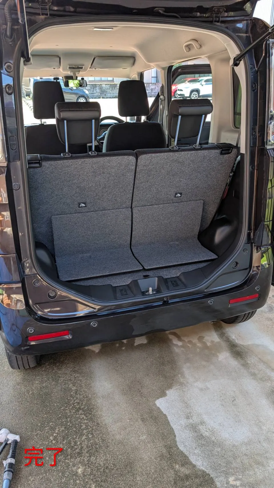 完了後の荷室。リアゲートを開けた構図で、後席の背もたれを前に倒した状態と、グレーの荷室の床が写っている