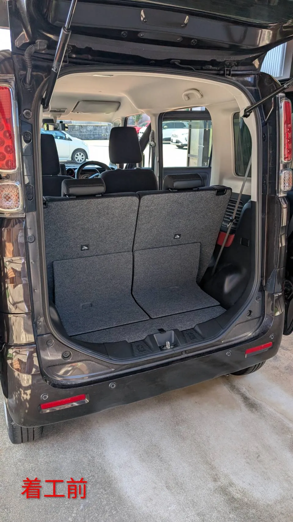 着工前の荷室。リアゲートを開けた構図で、後席の背もたれを前に倒した状態と、グレーの荷室の床が写っている