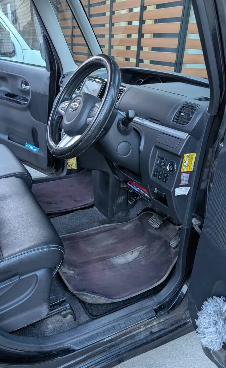 施工後の運転席側。ステアリングとシート、戻された足元のマット