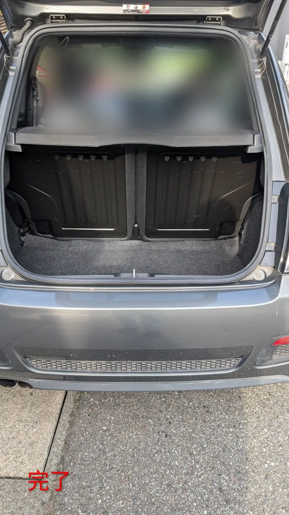 完了後のFIAT 500Sの荷室。荷物がなくなり、床面が見えている