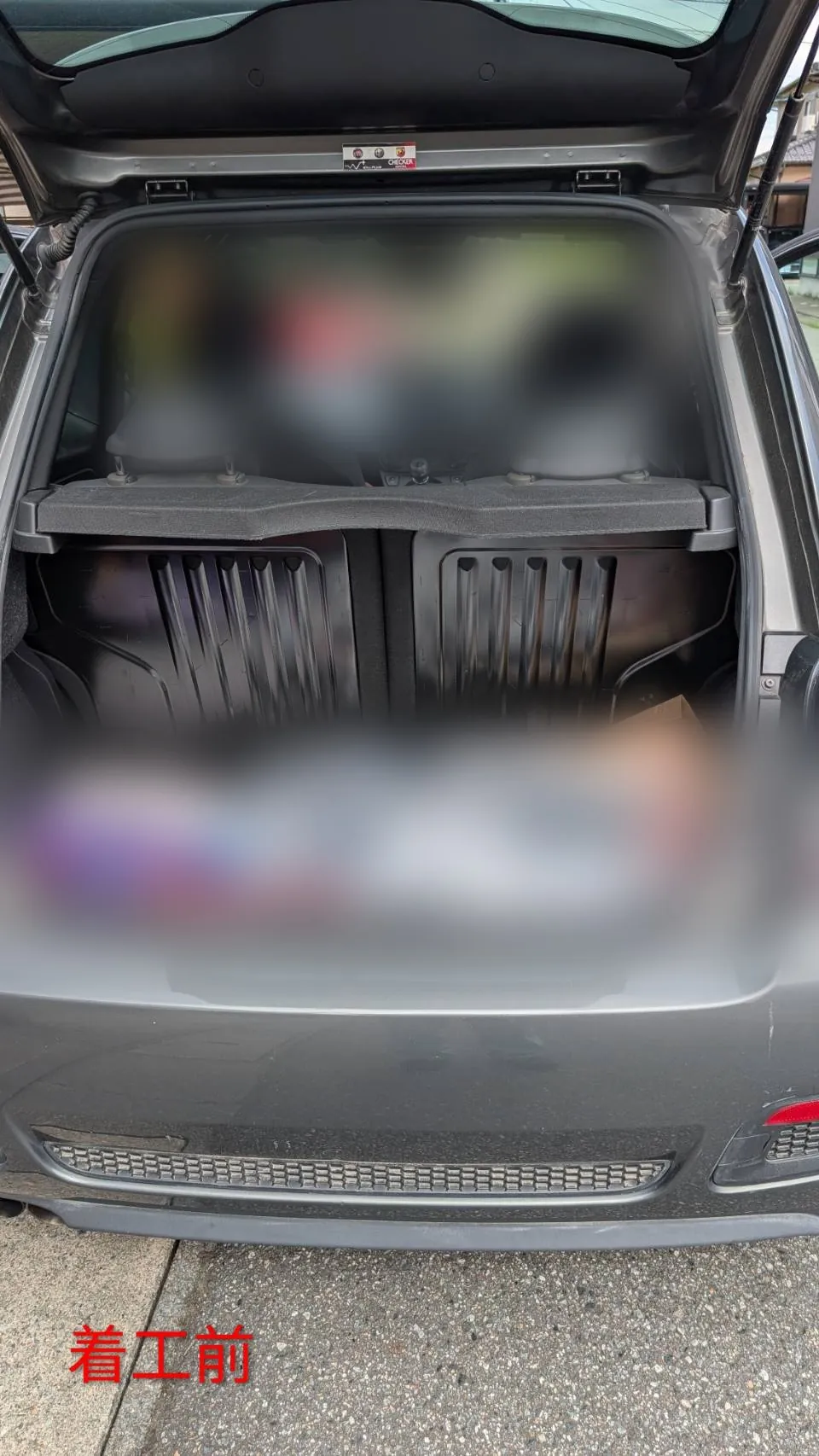 着工前のFIAT 500Sの荷室。荷物が置かれた状態で、後席の背もたれは立っている