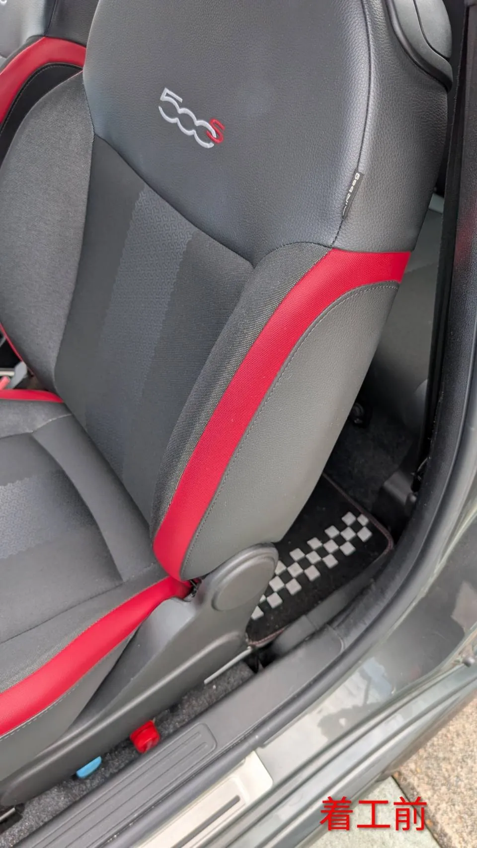 着工前のFIAT 500Sの助手席シート。背もたれに500Sのロゴが入り、濃いグレーの布地に赤いパイピングが縫い込まれている