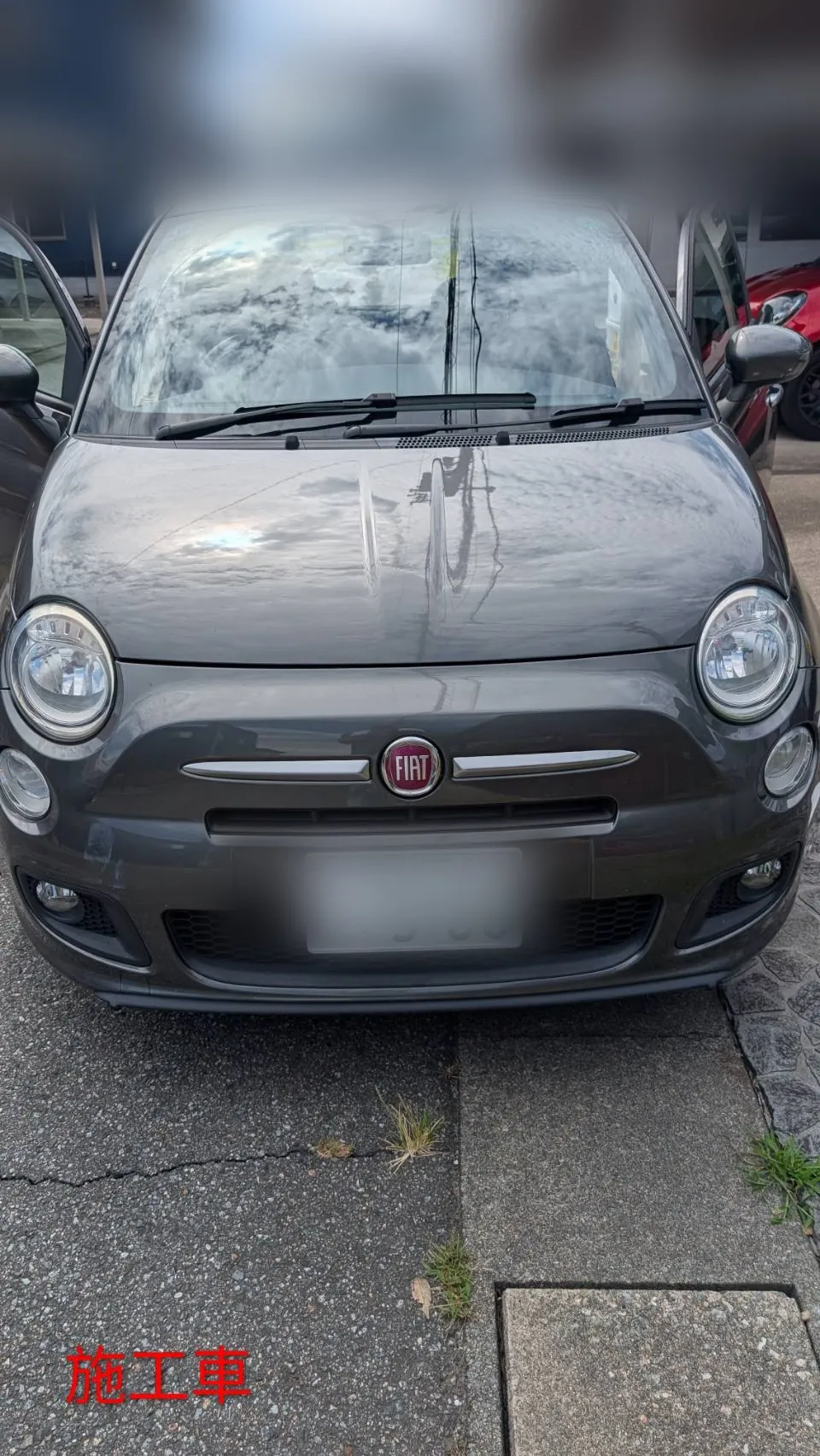 FIAT 500Sの車両正面。FIATのエンブレムが見える