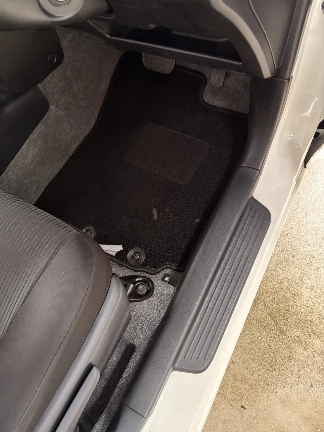 施工後のトヨタ プロボックス運転席足元。マットに散らばっていたゴミが大きく減った状態
