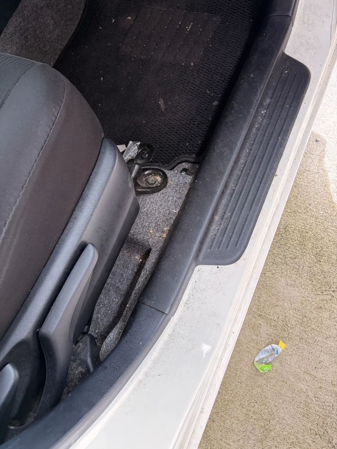 運転席足元の側面。シートレールの下やドア開口部まわり