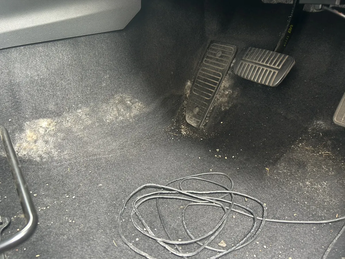 運転席の足元。ペダルまわりのカーペットに白い綿状のものが広く付着している(千葉県千葉市稲毛区・スバル インプレッサ)