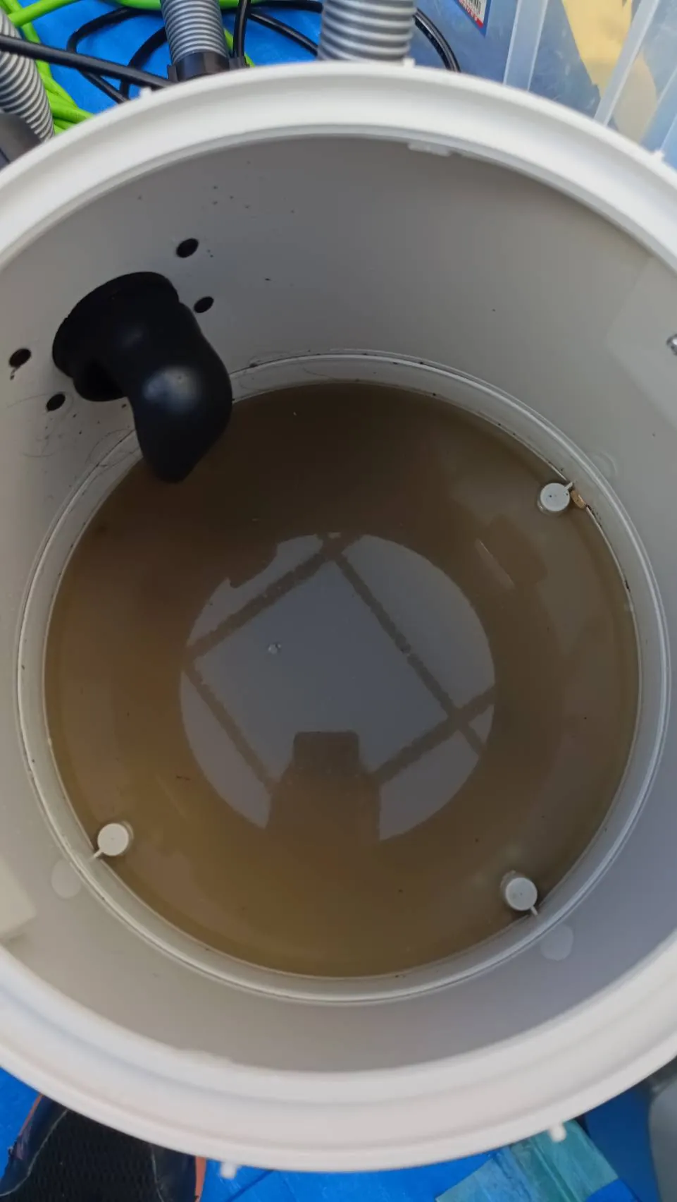 リンサークリーナーの回収タンクの中。茶色く濁った汚水が溜まっている