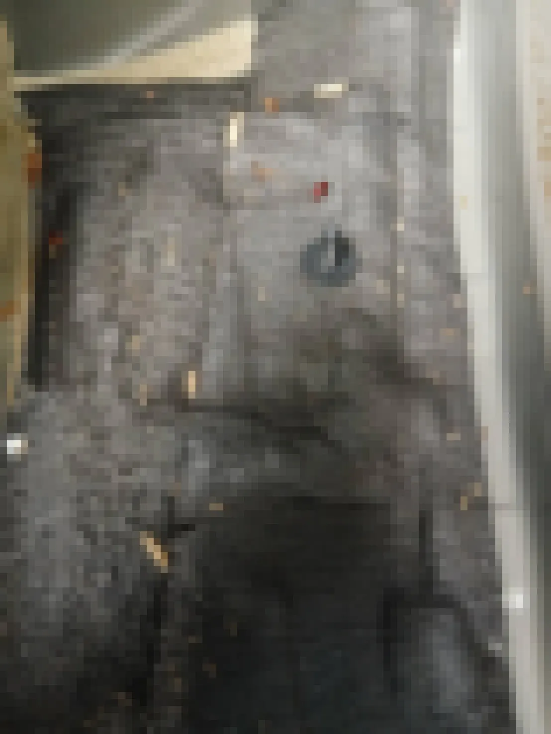 モザイク処理をした、助手席の床の写真(作業前)