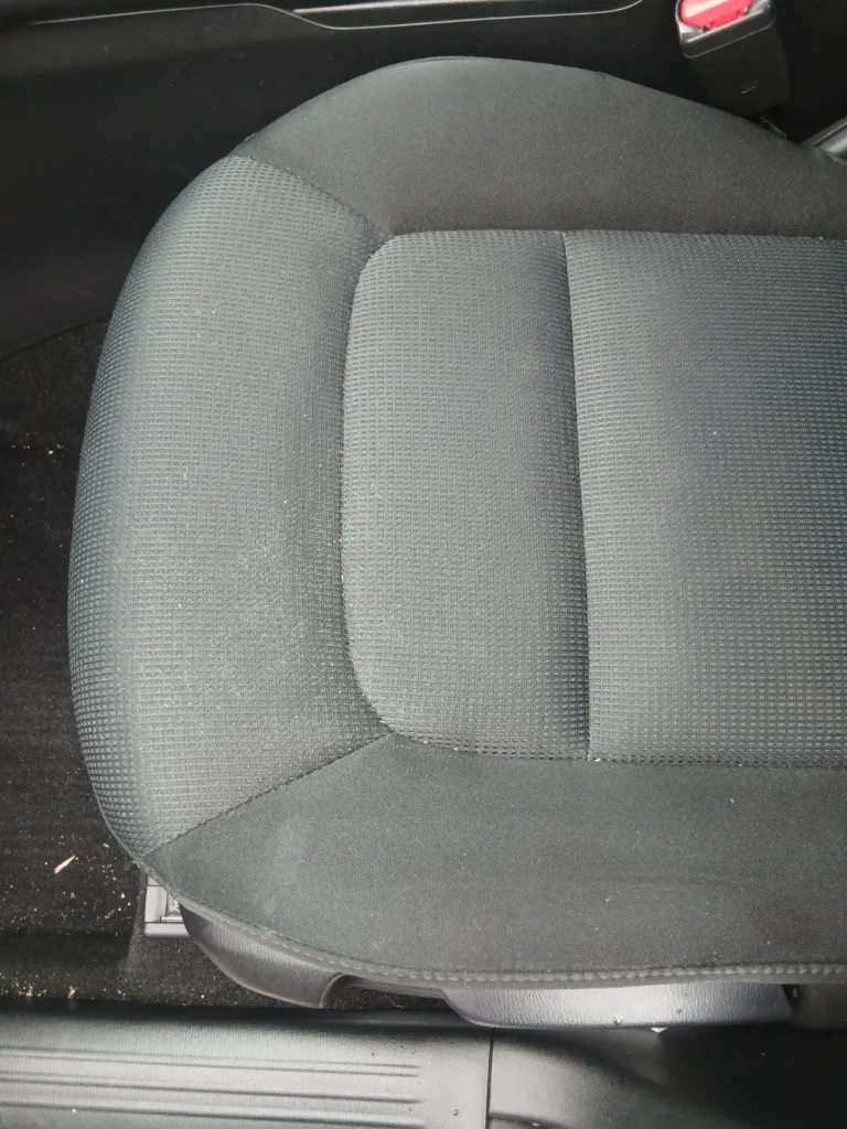 マツダCX-5の前席の座面を真上から写したところ。黒い布地のシート
