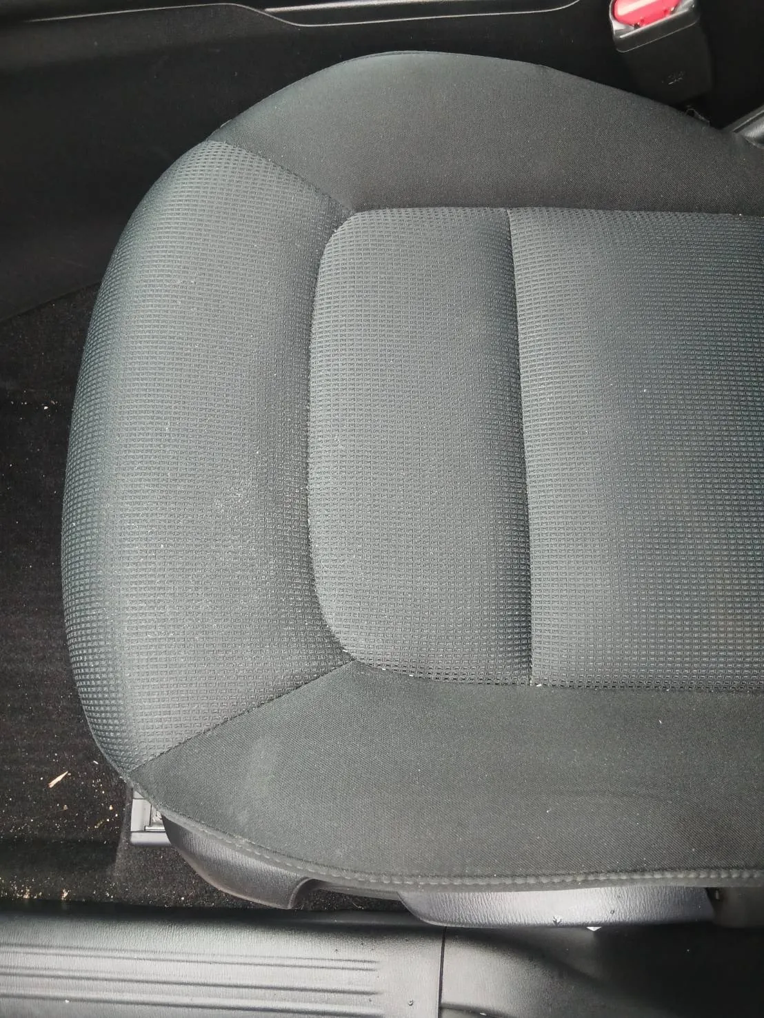 マツダCX-5の前席の座面を真上から写したところ。黒い布地のシート