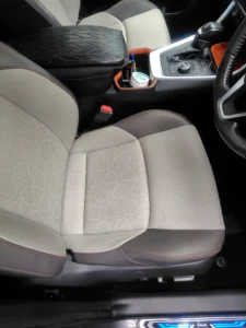 作業後の運転席のシート。境目の黒っぽい汚れが無くなっている