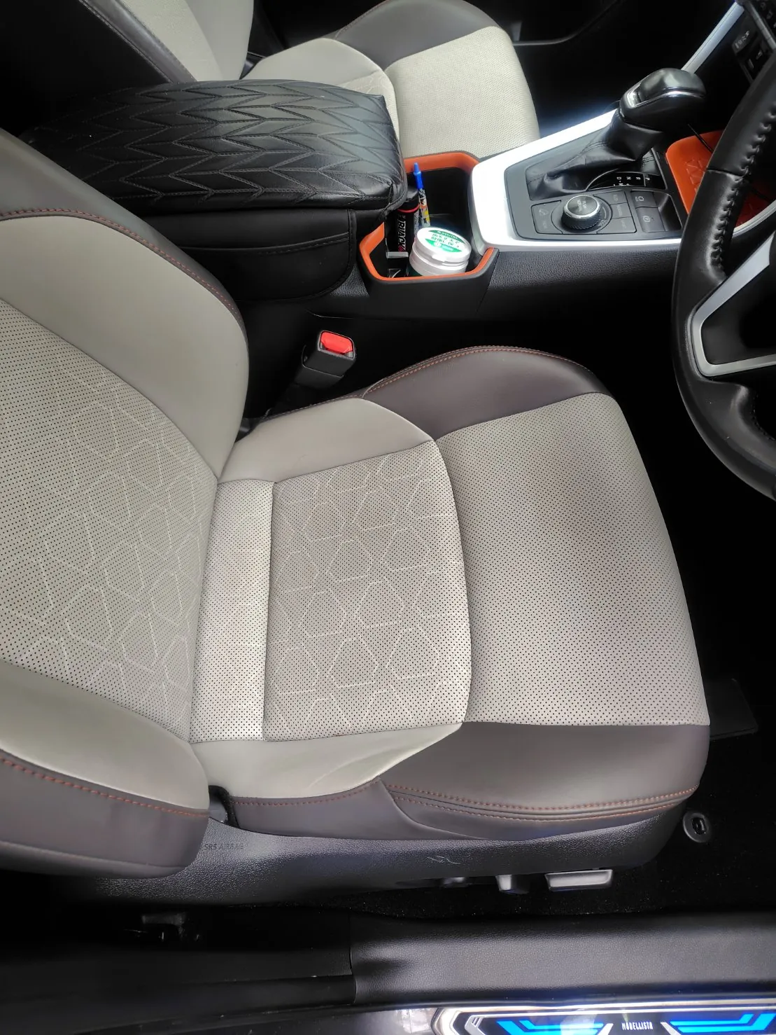 作業後の運転席のシート。境目の黒っぽい汚れが無くなっている