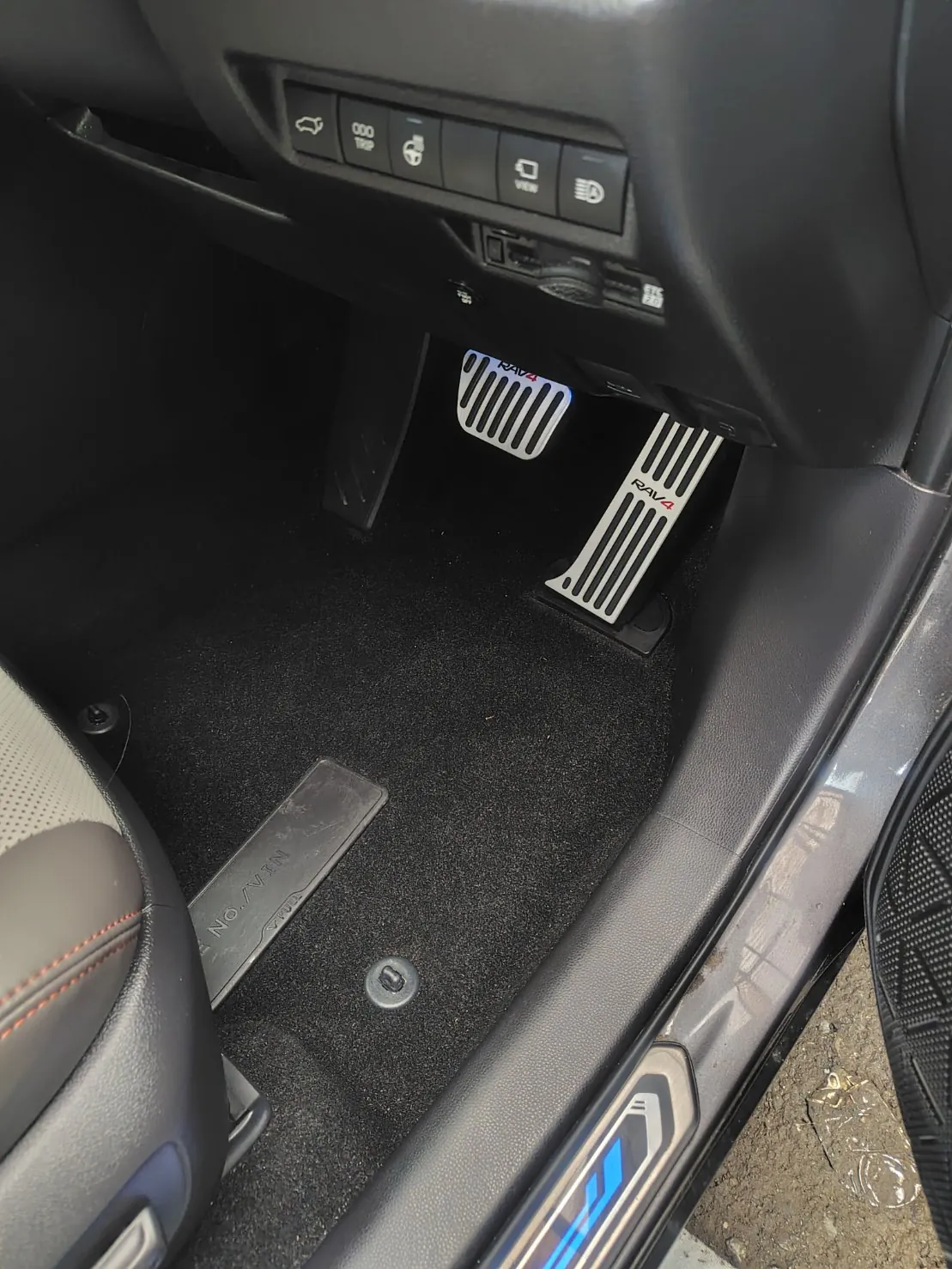作業後の運転席の足元。小石や砂、枯れ草は無くなっている