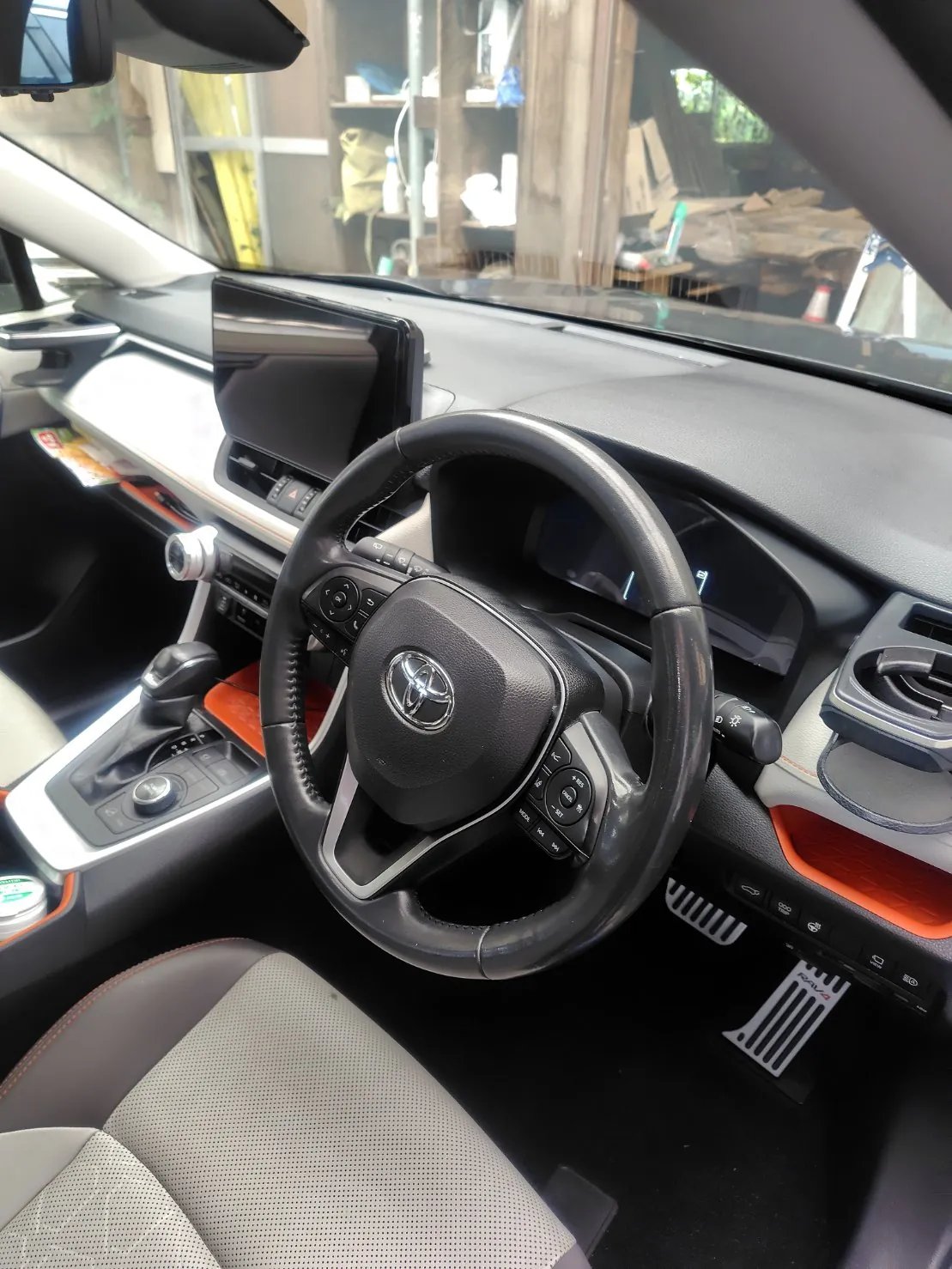 作業後の運転席まわり。足元に白い粒は無くなっている