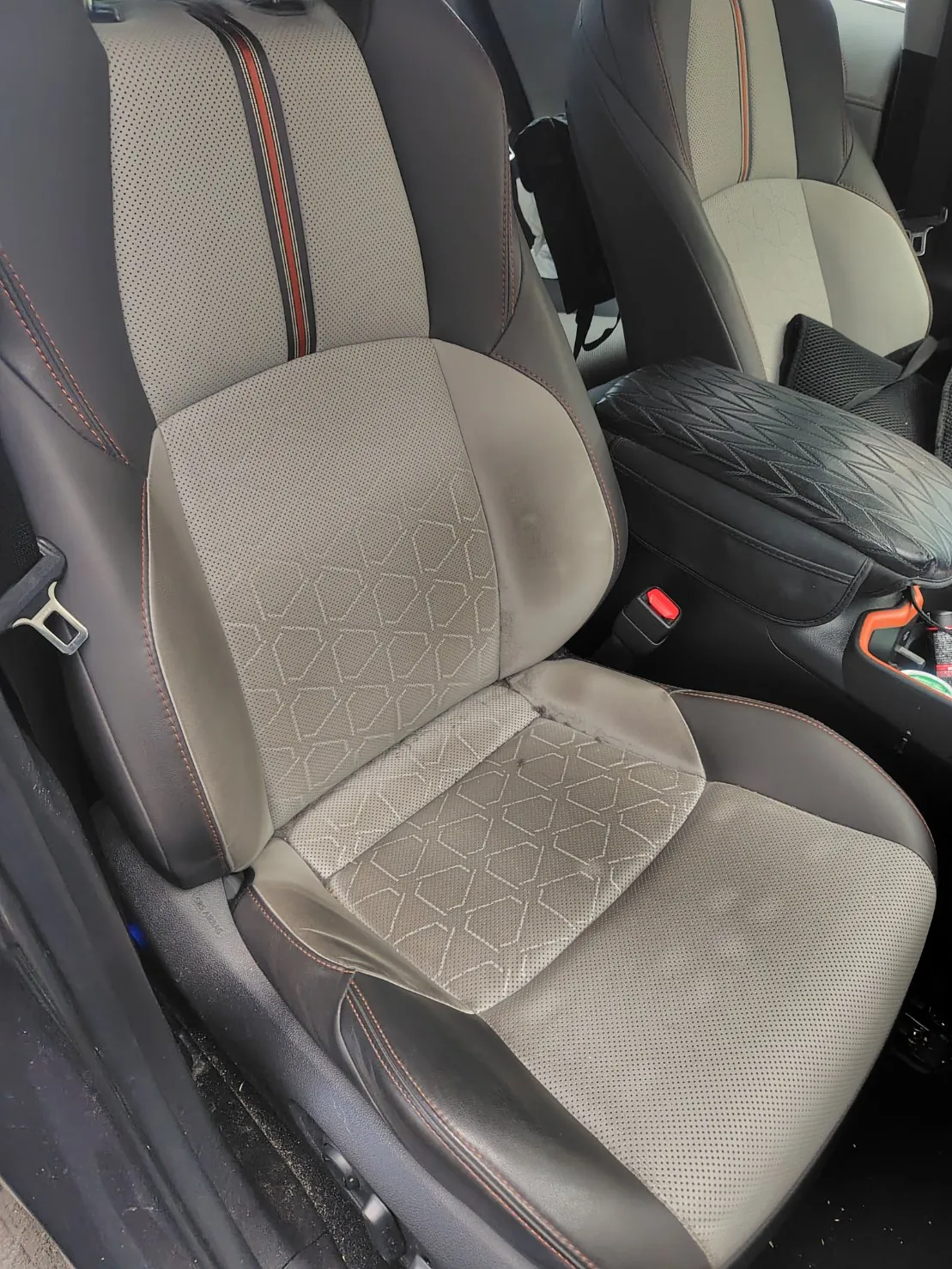 作業前の運転席のシート。座面と背もたれの境目に黒っぽい汚れが溜まっている
