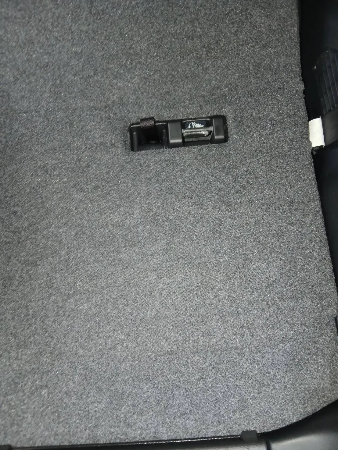 作業後の荷室の床。黄色っぽい粒は無くなっている