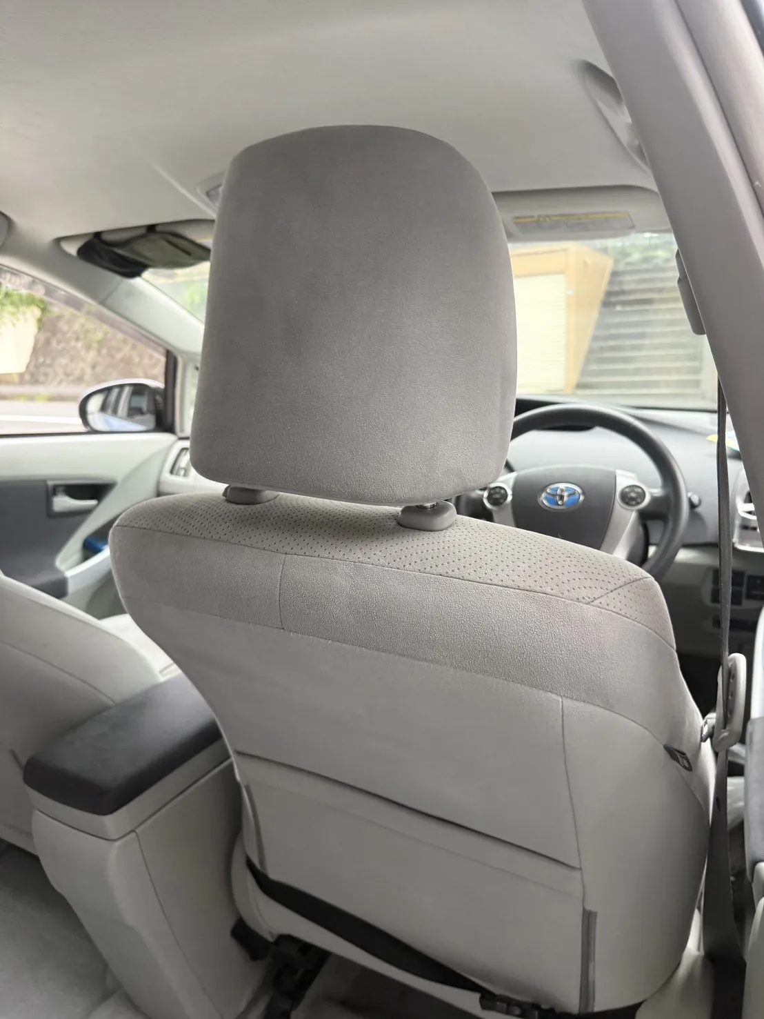 後席から見た運転席の背面。背もたれとヘッドレストが写る作業後の様子