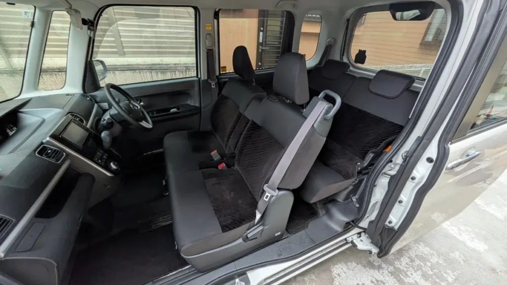 作業後の車内。助手席の座面に粒は無くなっている