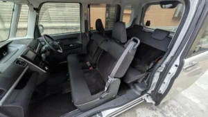 作業後の車内。助手席の座面に粒は無くなっている