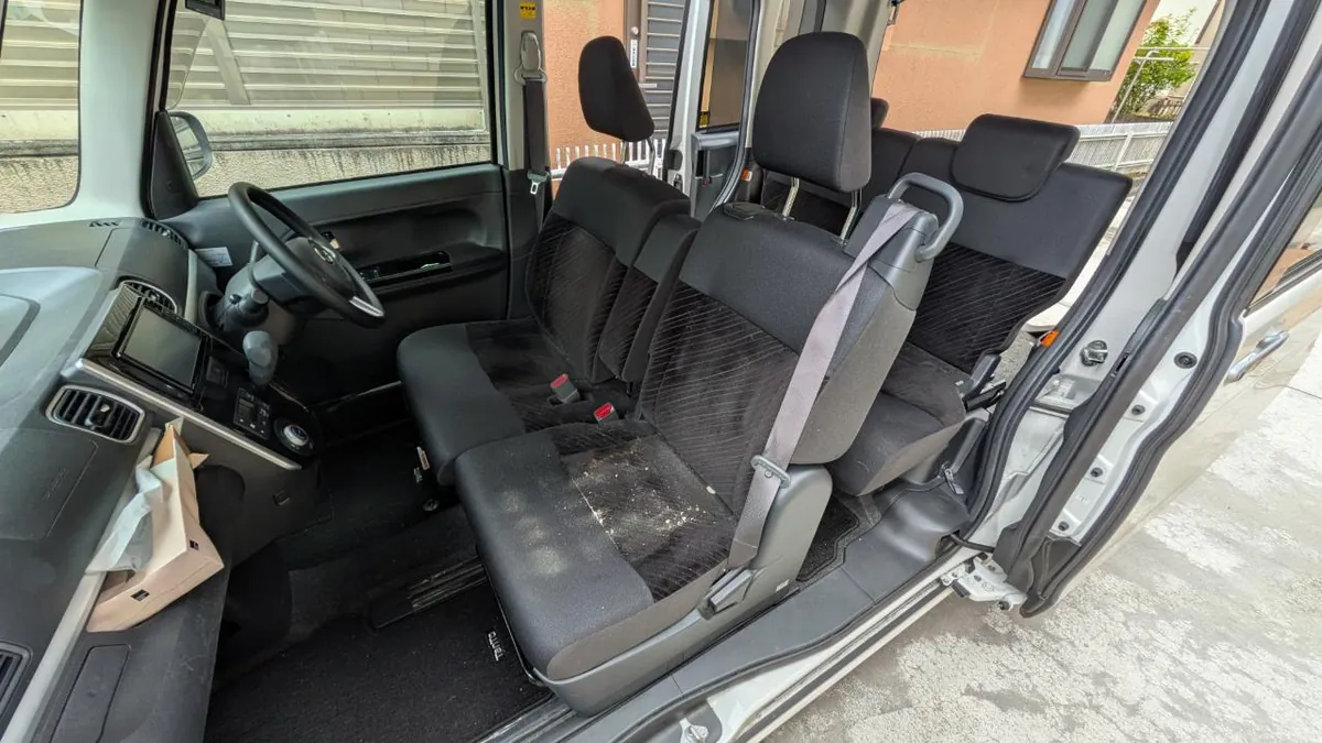 作業前の車内。助手席の座面に黄色っぽい粒と白い粒が多数散っている