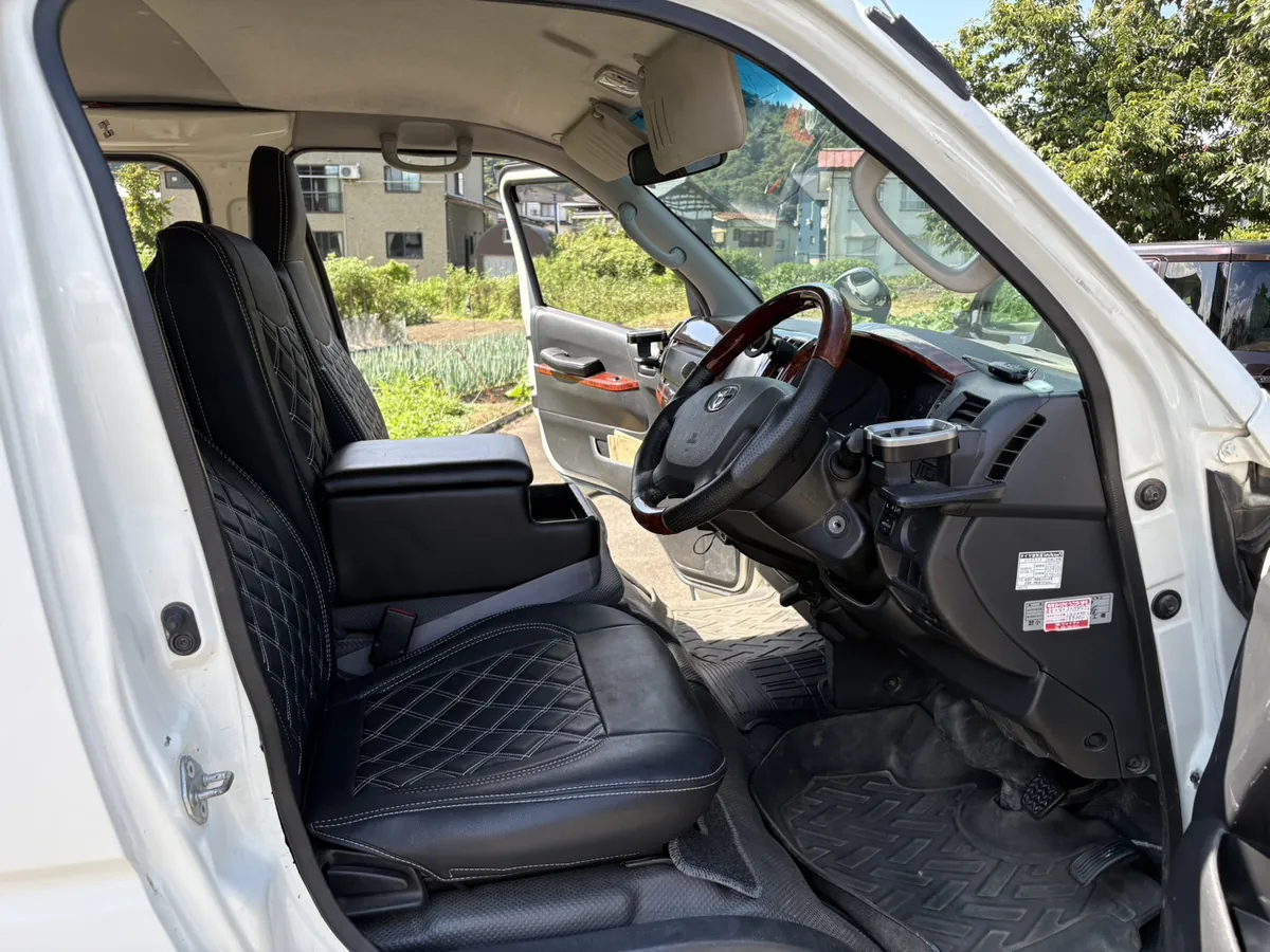 同じ運転席を、作業のあとに運転席側のドアから撮ったもの