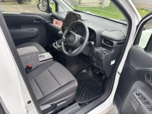 同じ運転席まわりを、作業のあとに撮ったもの。ハンドルとメーター、センターのモニター