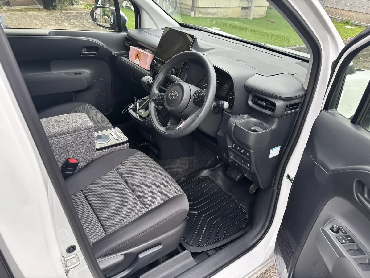 同じ運転席まわりを、作業のあとに撮ったもの。ハンドルとメーター、センターのモニター