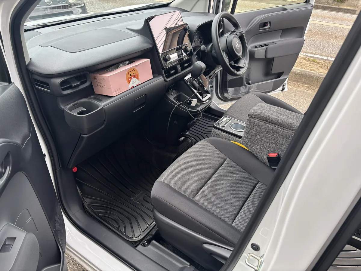 同じ角度から見た運転席まわりを、作業のあとに撮ったもの