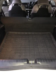 作業後のホンダ CR-Zの荷室。後ろのハッチを開けて外から撮ったところ。床に黒い格子模様のラバーマットが敷かれ、その奥に後席の背もたれの裏が見えている。背もたれの裏の黒いカーペット地に白い毛は乗っていない
