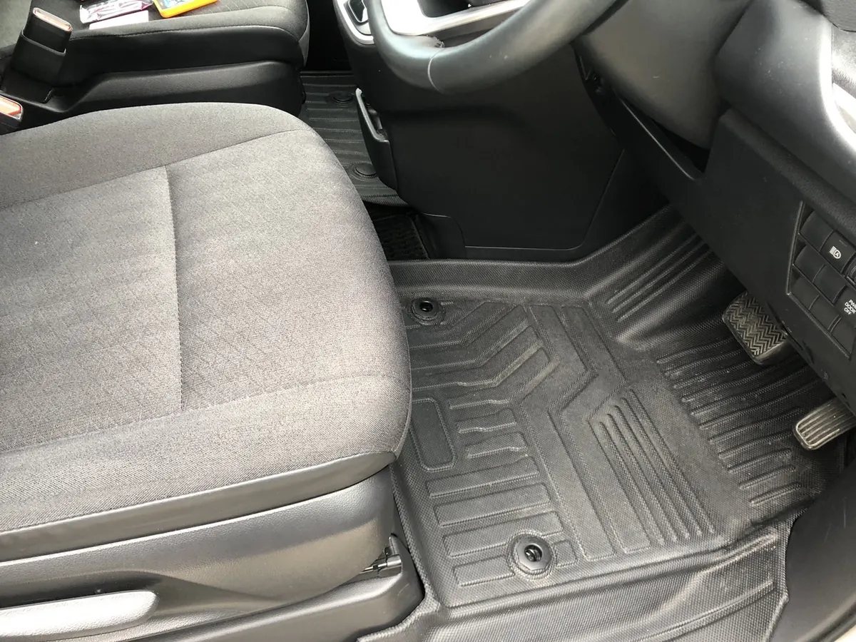 作業後の運転席の足元。マットの白い粒は無くなっている