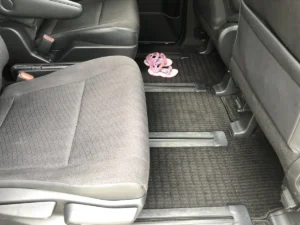 作業後の2列目の足元。カーペットとレールの粒は無くなっている