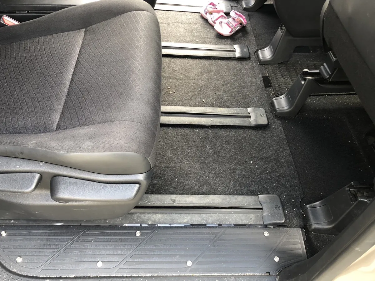 作業前の2列目の足元を別の角度から撮ったもの。カーペットに白い細かい粒が散っている