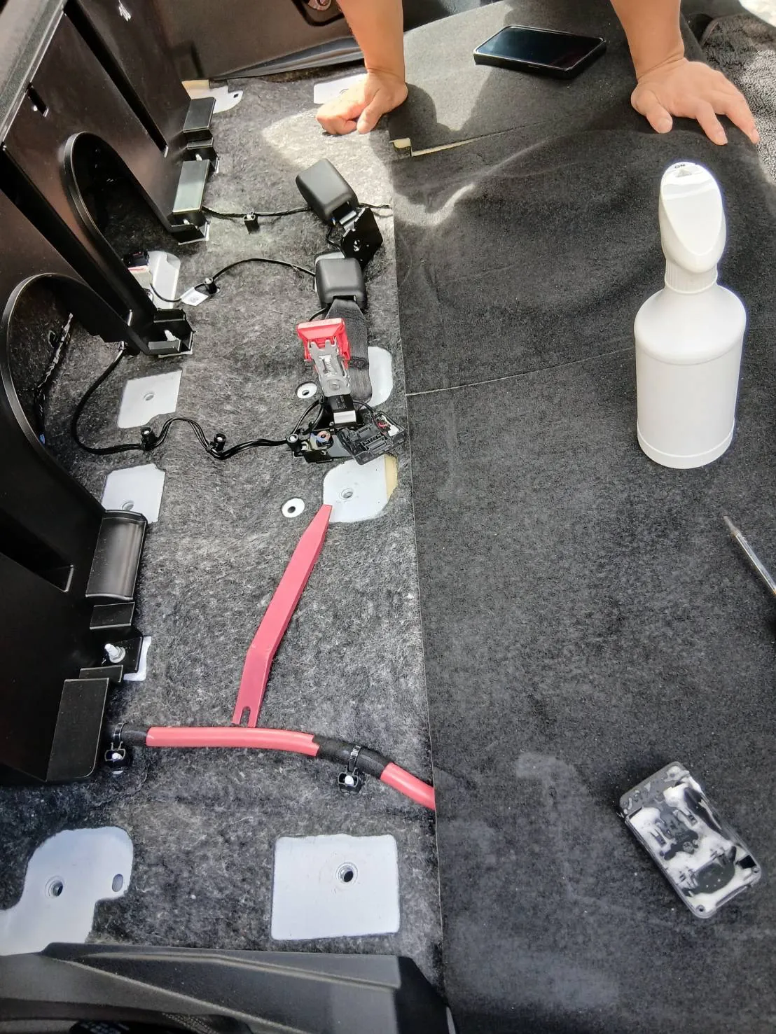 座席を取り外した後部座席の床の全体