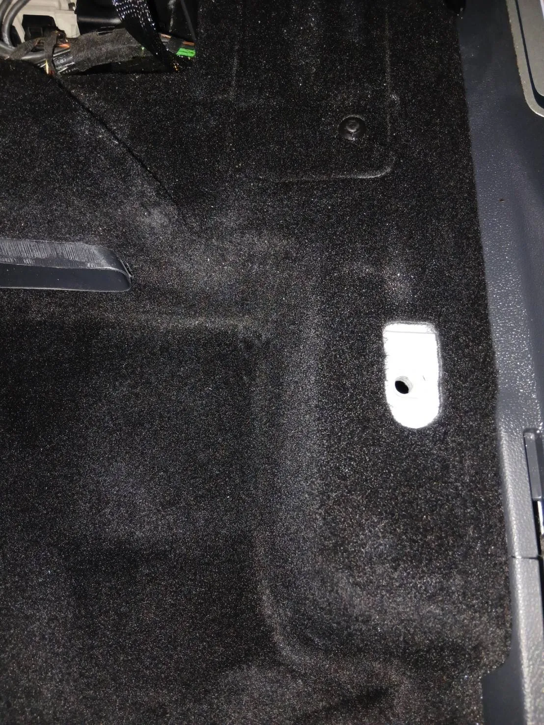 作業後の運転席の足元。白い固定具のまわりに黄橙色の付着は見当たらない