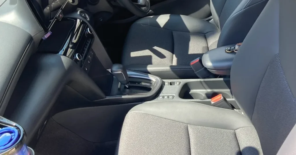 清掃を終えたトヨタ ヤリスクロスの運転席まわり