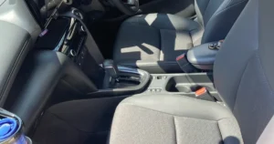 清掃を終えたトヨタ ヤリスクロスの運転席まわり
