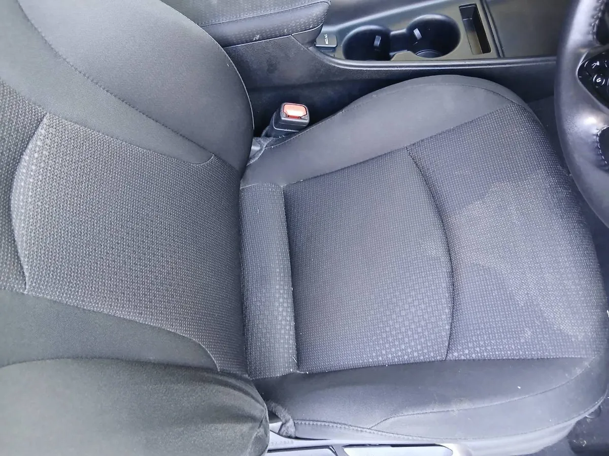 作業前の運転席の座面。右寄りに周りと見え方の違う範囲があり、中央にシートベルトのバックルが写っている