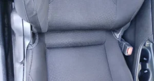 清掃後のトヨタ プリウスの運転席の座面