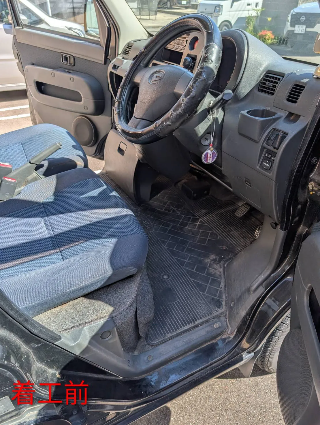 着工前の運転席まわり。助手席側のドアから、ハンドルとダッシュボード、シフトレバーが写っている