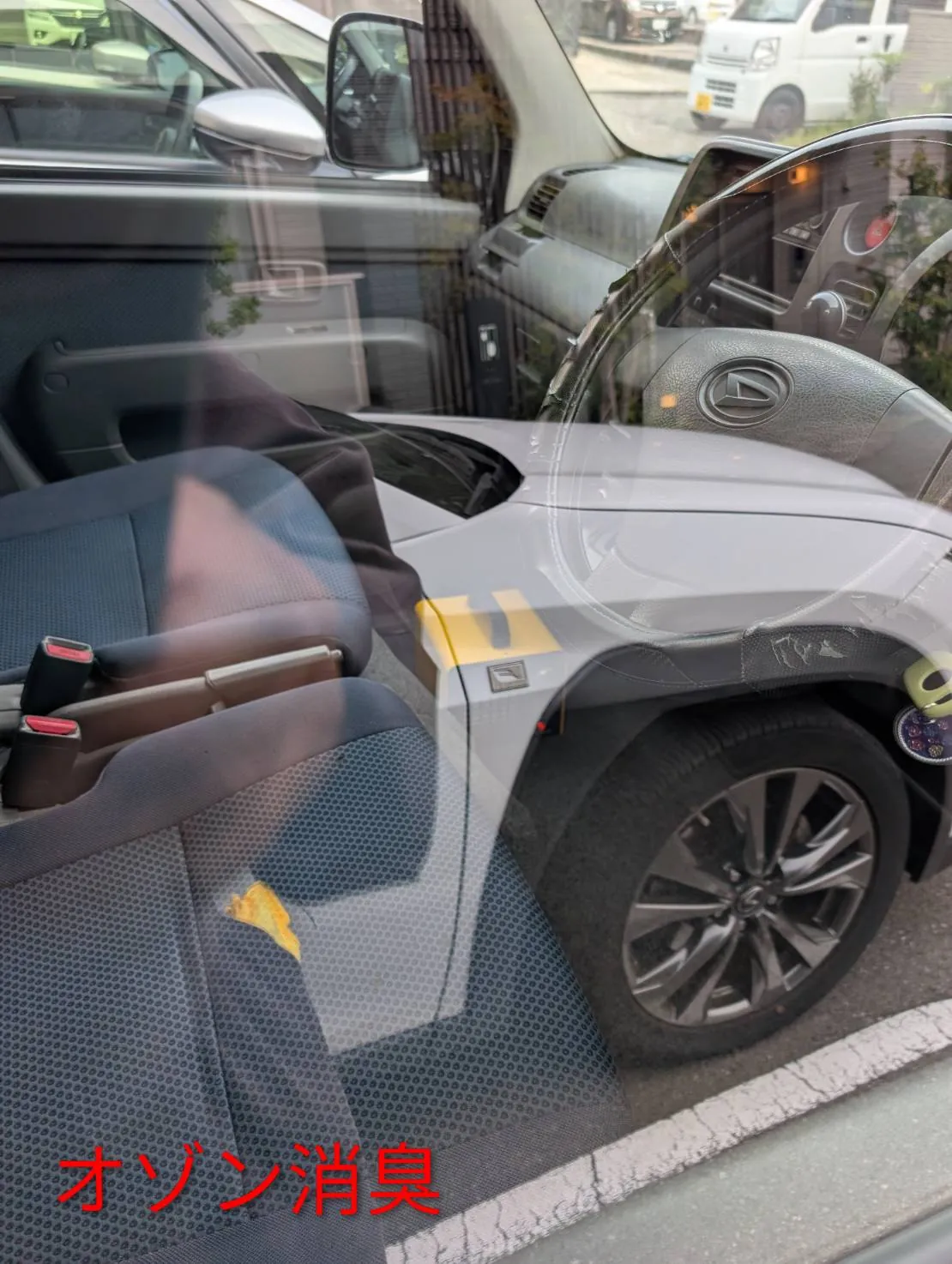 窓の外から撮ったオゾン消臭。閉めた車内に機械が置かれている
