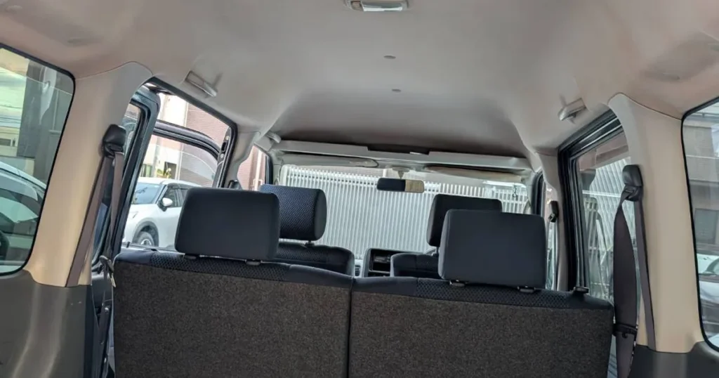 清掃後のダイハツ ハイゼットの車内。荷室から見た天井