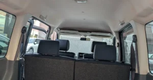 清掃後のダイハツ ハイゼットの車内。荷室から見た天井